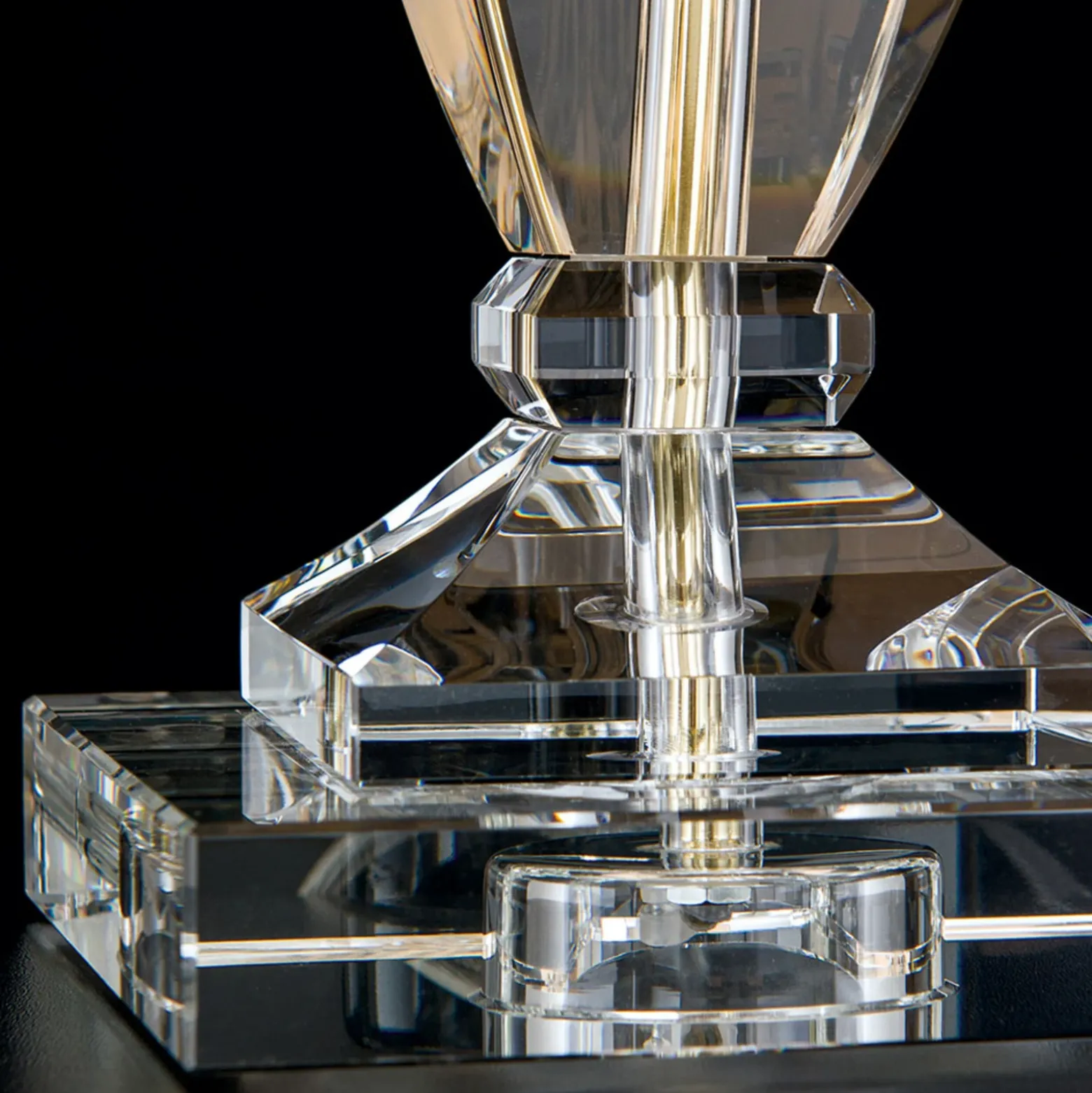 Lámpara de mesa Pokal con cristal oro/crema