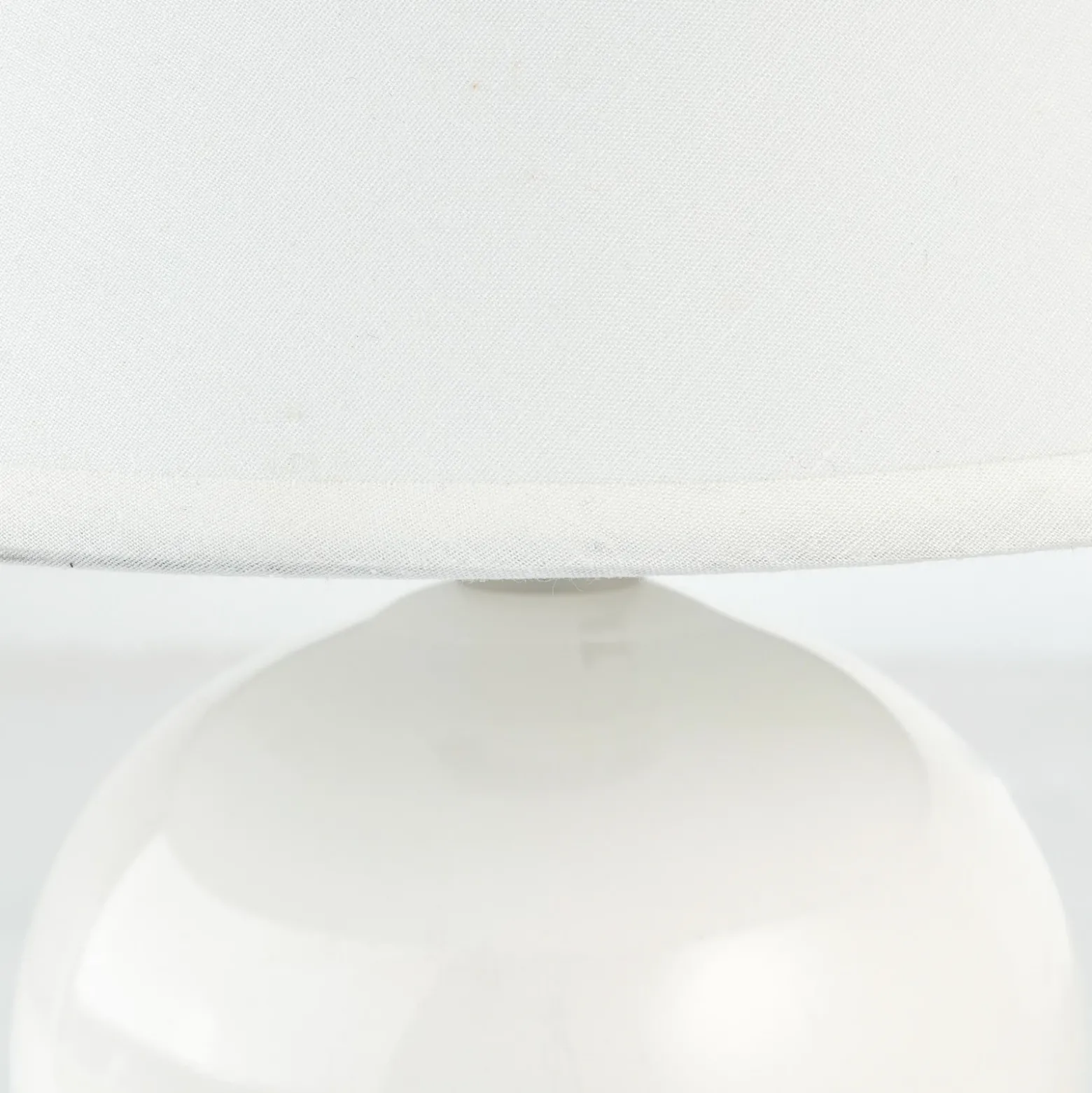 Lámpara de mesa Primo, blanca, Ø 19 cm, textil/cerámica