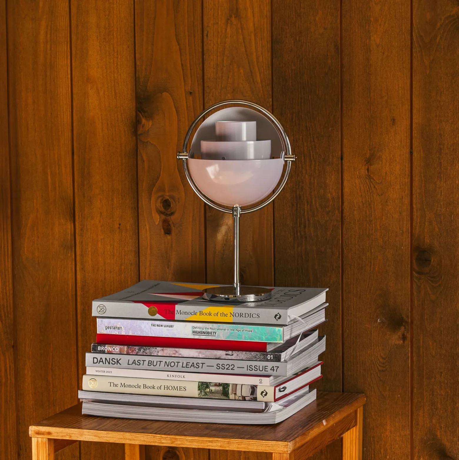 Lámpara de mesa recargable Gubi Multi-Lite, cromada/morado, 30 cm