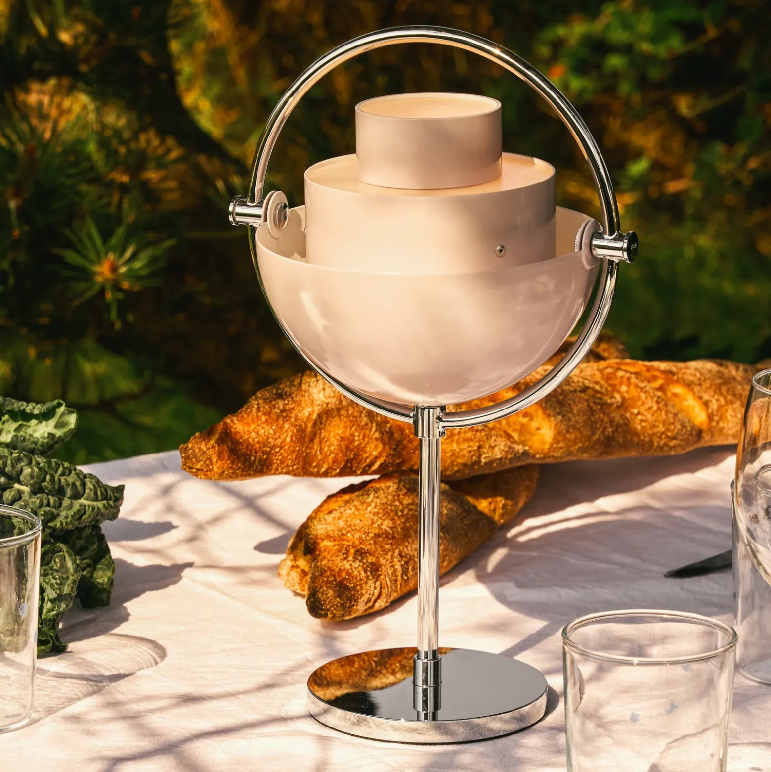 Lámpara de mesa recargable Gubi Multi-Lite, cromada/morado, 30 cm