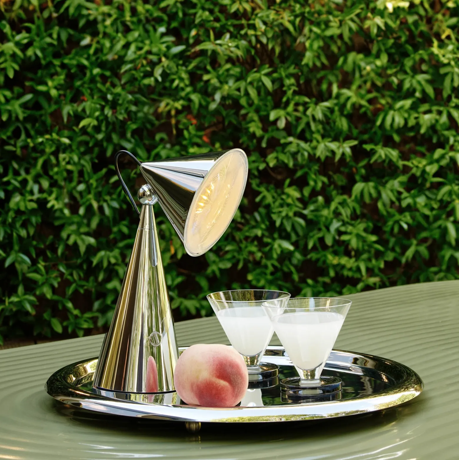 Lámpara de mesa recargable LED Pose de Tom Dixon, color plateado, altura 25 cm