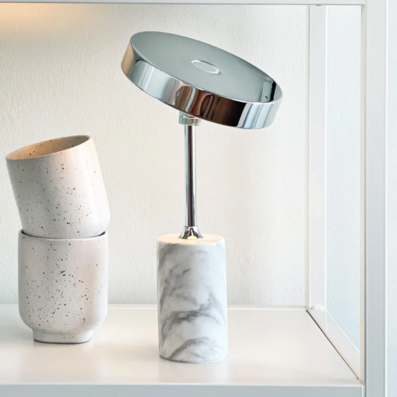 Lámpara de mesa recargable LED Starlight de Dyberg Larsen, cromada/blanca