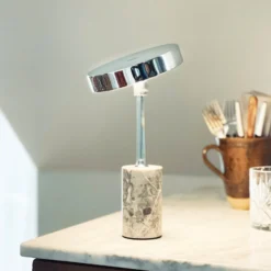 Lámpara de mesa recargable LED Starlight de Dyberg Larsen, cromada/gris