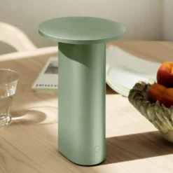 Lámpara de mesa recargable LED Solae de Fritz Hansen, verde, aluminio, IP44