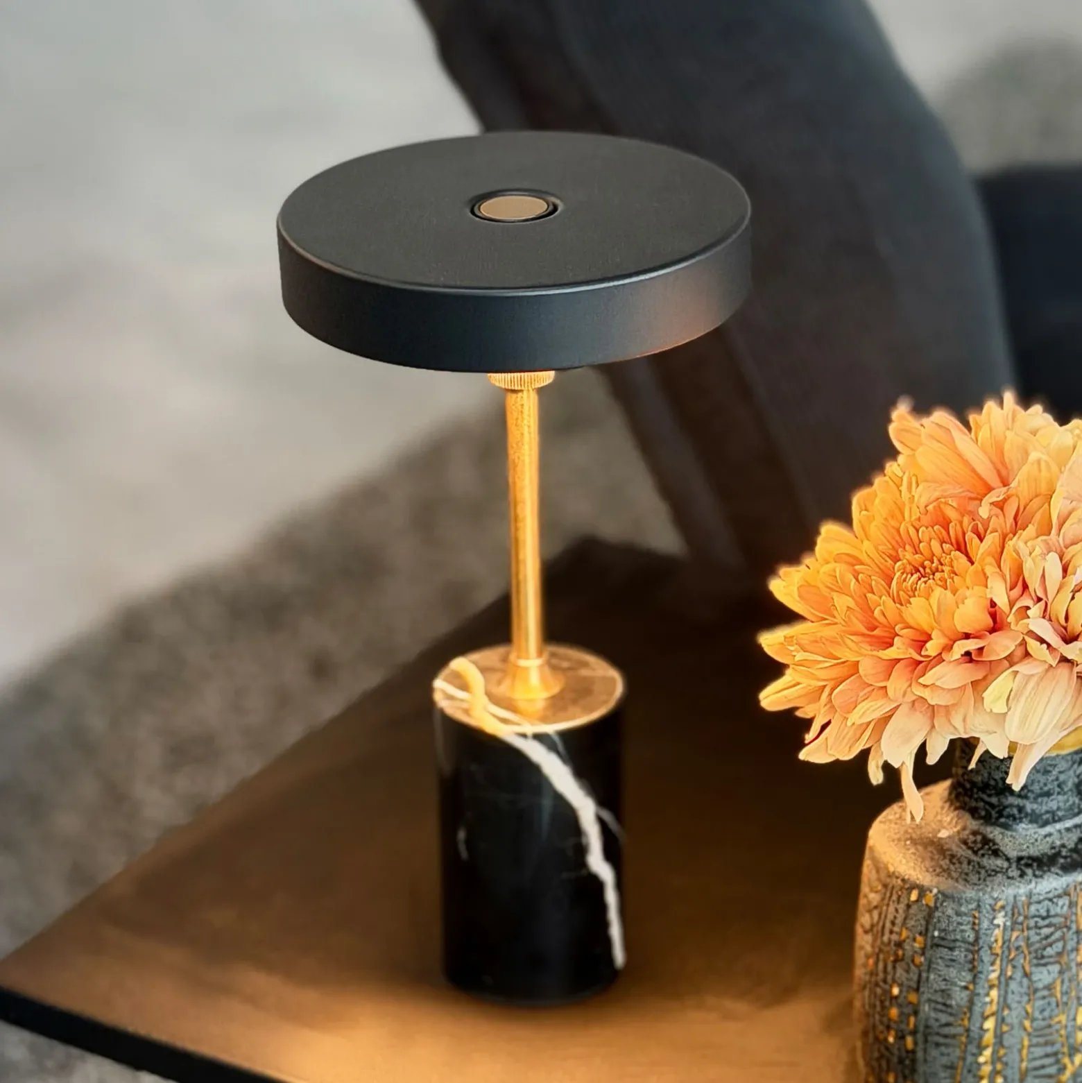 Lámpara de mesa recargable LED Starlight de Dyberg Larsen, negro/latón