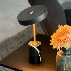 Lámpara de mesa recargable LED Starlight de Dyberg Larsen, negro/latón