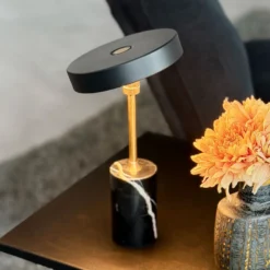 Lámpara de mesa recargable LED Starlight de Dyberg Larsen, negro/latón