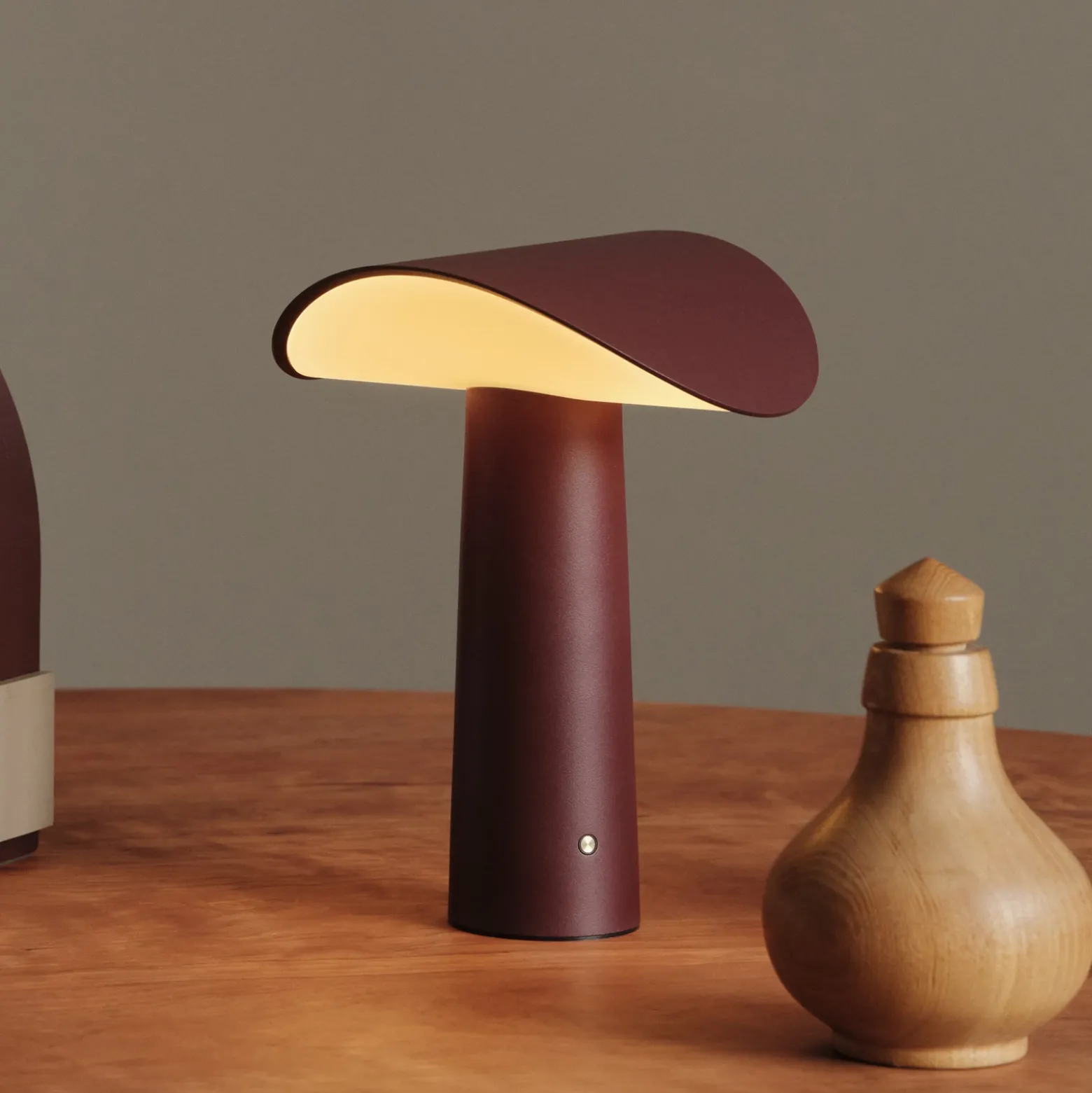 Lámpara de mesa recargable LED GEJST Lium, burdeos, 2700 K, USB