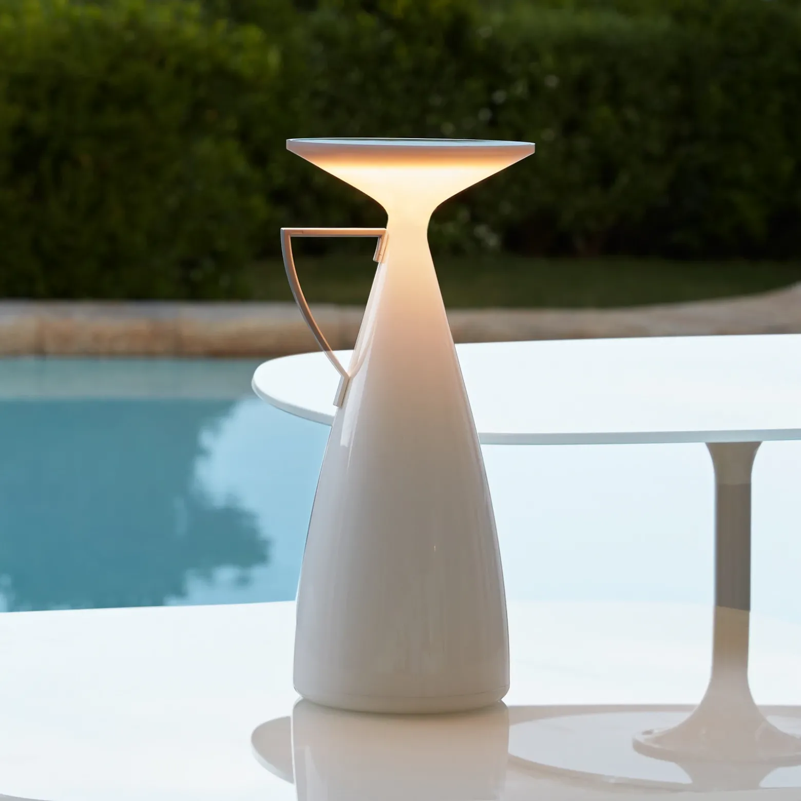 lámpara de mesa recargable LED Kartell Camomille, blanca, altura 24 cm