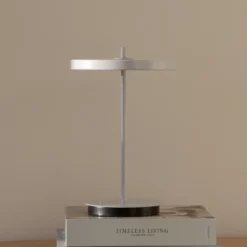 Lámpara de mesa recargable LED UMAGE Asteria Move, gris niebla liso, 31 cm
