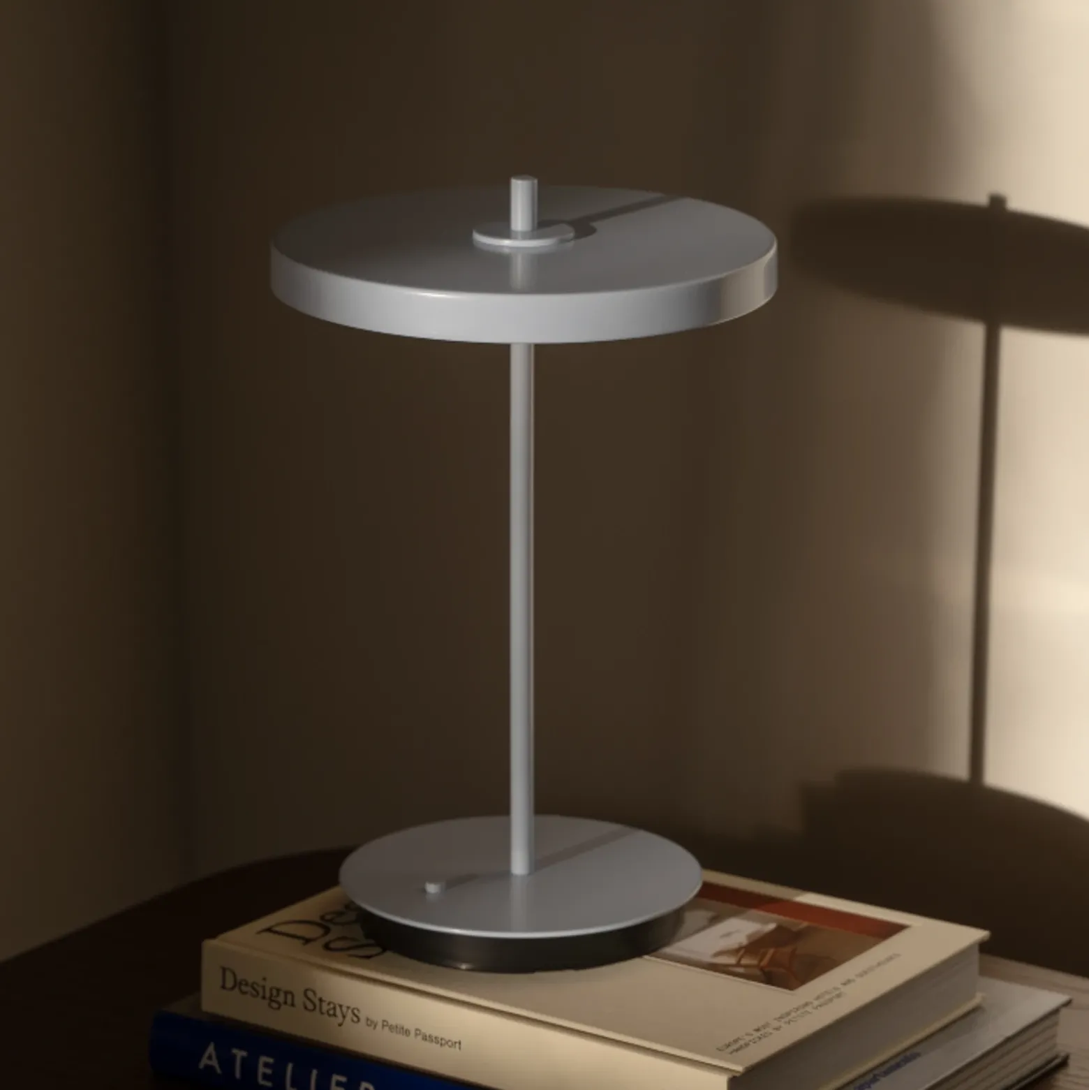 Lámpara de mesa recargable LED UMAGE Asteria Move, gris niebla liso, 31 cm