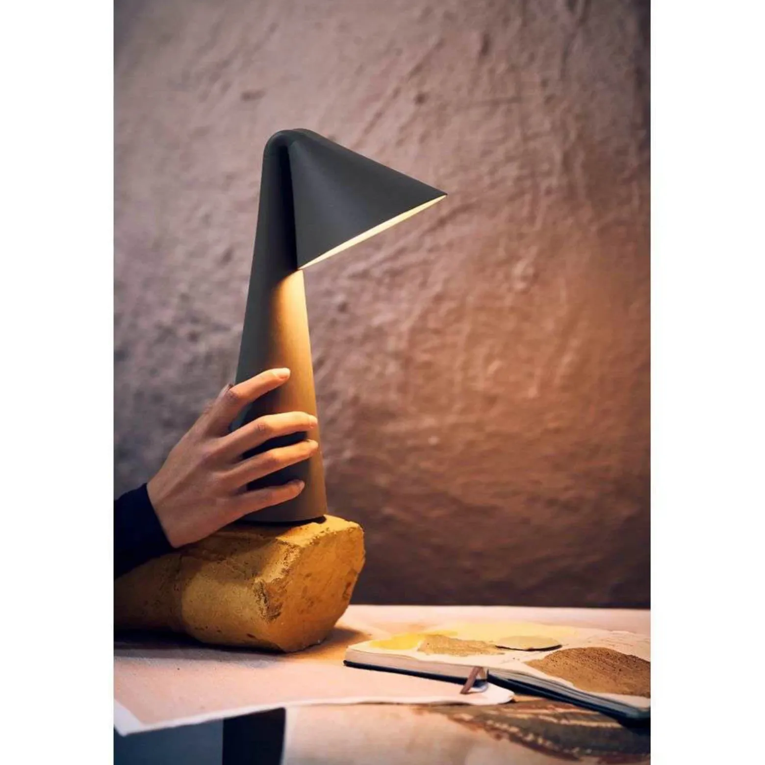 Lámpara de mesa recargable LED FRANDSEN Ami, gris-beige, 32 cm, atenuable