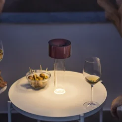 Lámpara de mesa recargable LED Fleur de Foscarini, rojo burdeos