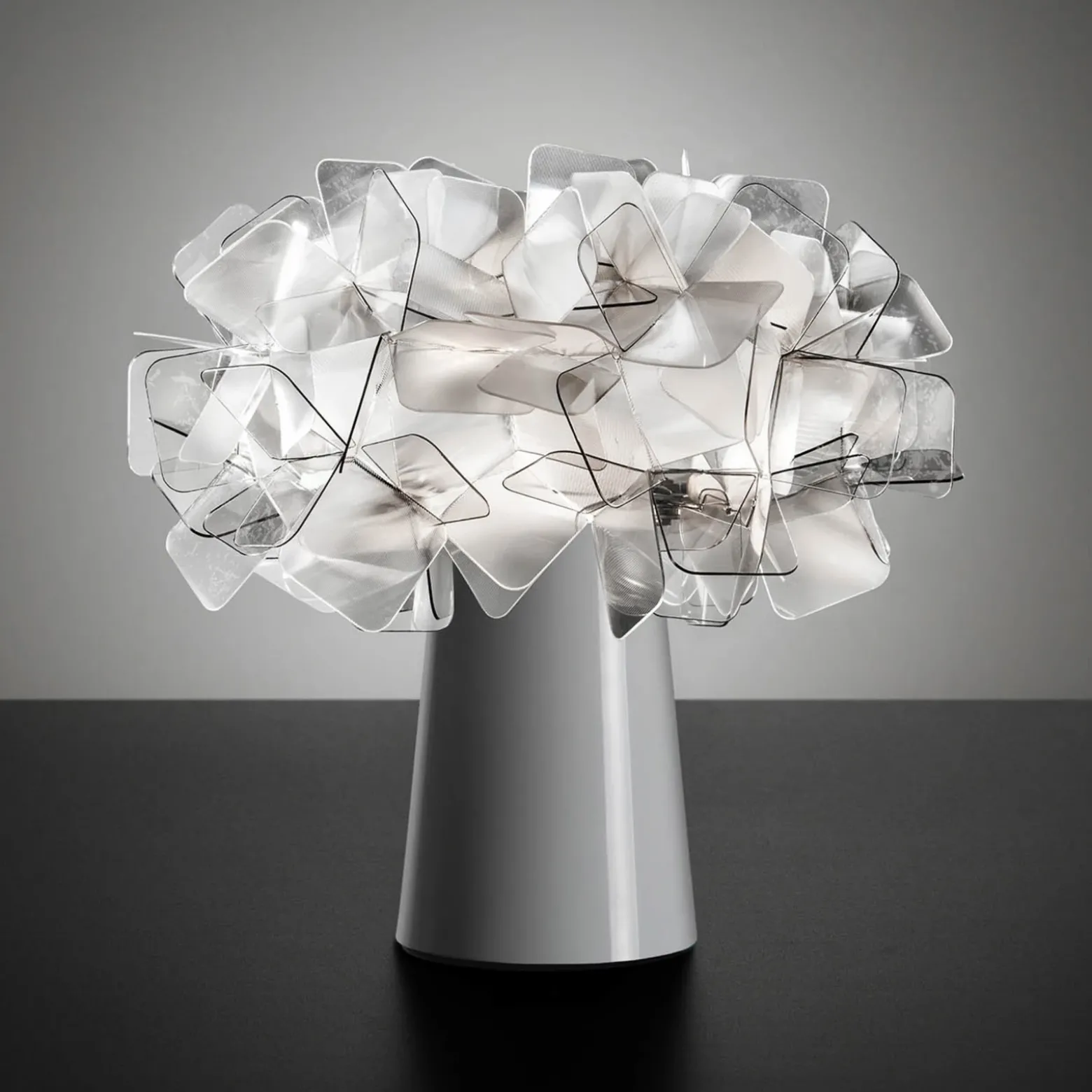 Lámpara de mesa recargable LED Slamp Clizia, gris humo, atenuable