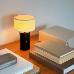 Lámpara de mesa recargable LED Mellow de Dyberg Larsen, negra, 23 cm