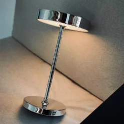 Lámpara de mesa recargable LED Starlight de Dyberg Larsen, cromada, metal