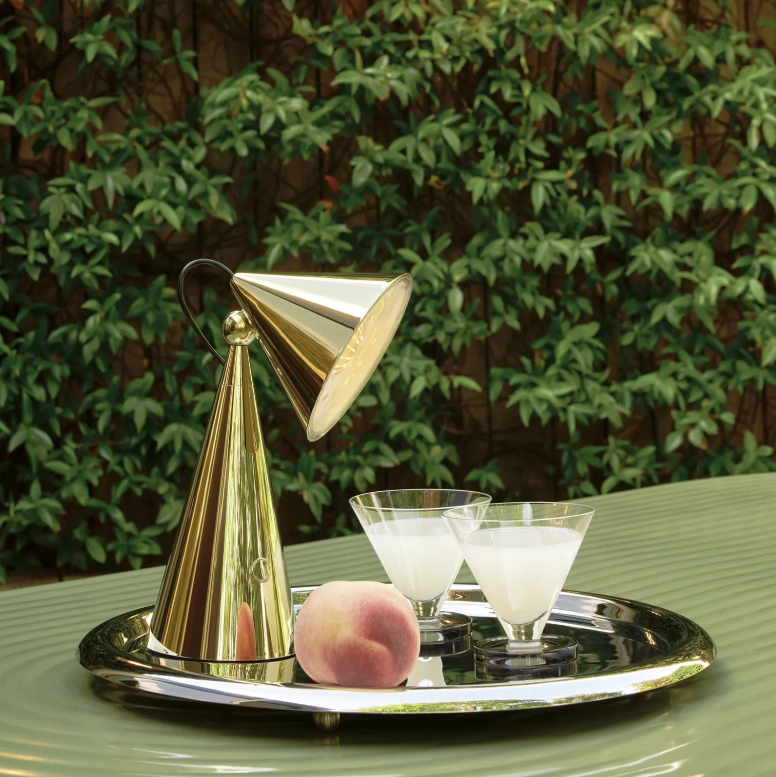 Lámpara de mesa recargable LED Pose de Tom Dixon, color dorado, altura 25 cm