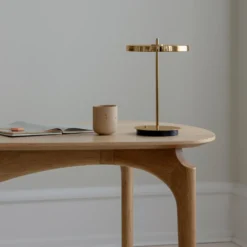 Lámpara de mesa recargable LED UMAGE Asteria Move, latón pulido, 31 cm