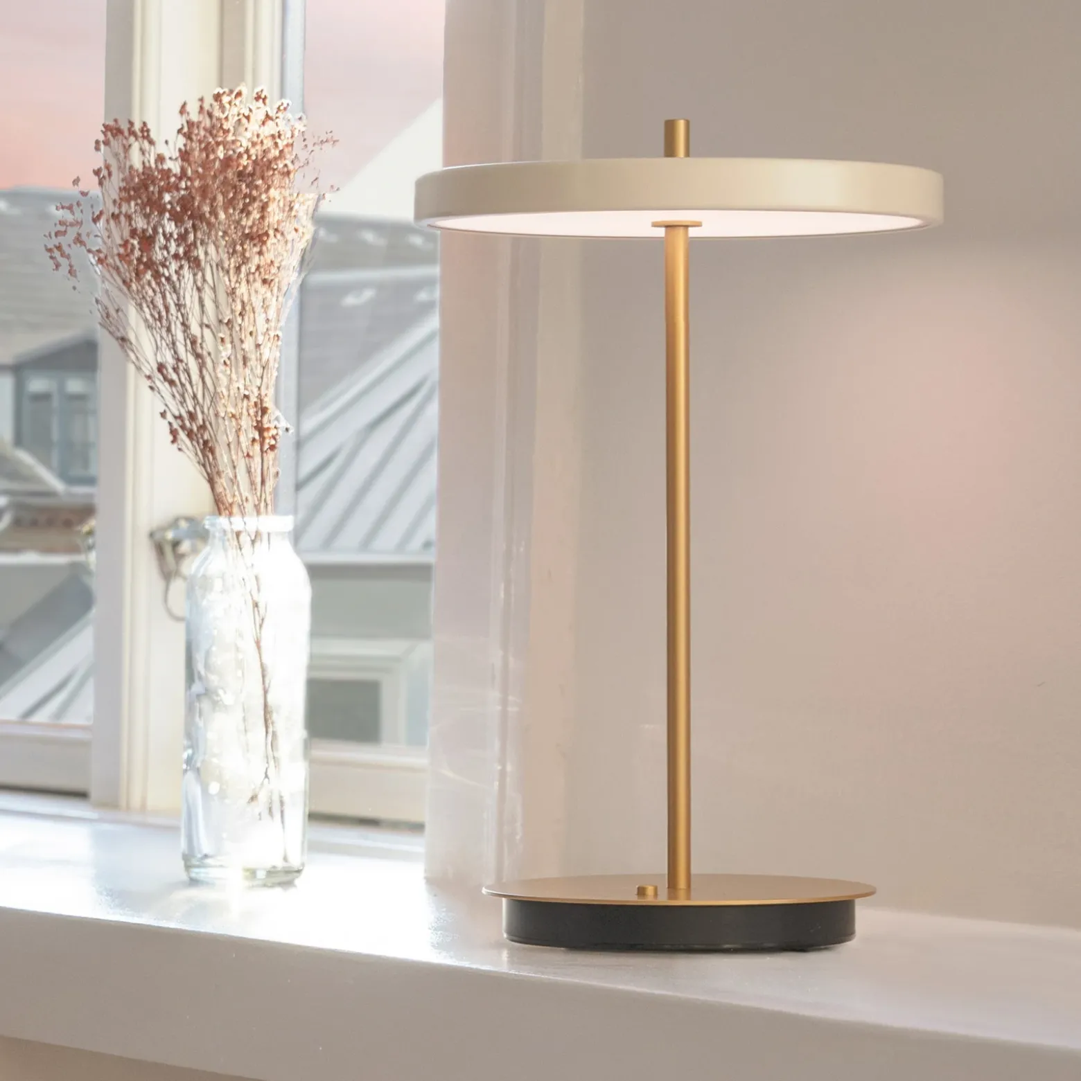 Lámpara de mesa recargable LED UMAGE Asteria Move, blanco perla/latón, 31 cm