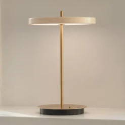 Lámpara de mesa recargable LED UMAGE Asteria Move, blanco perla/latón, 31 cm