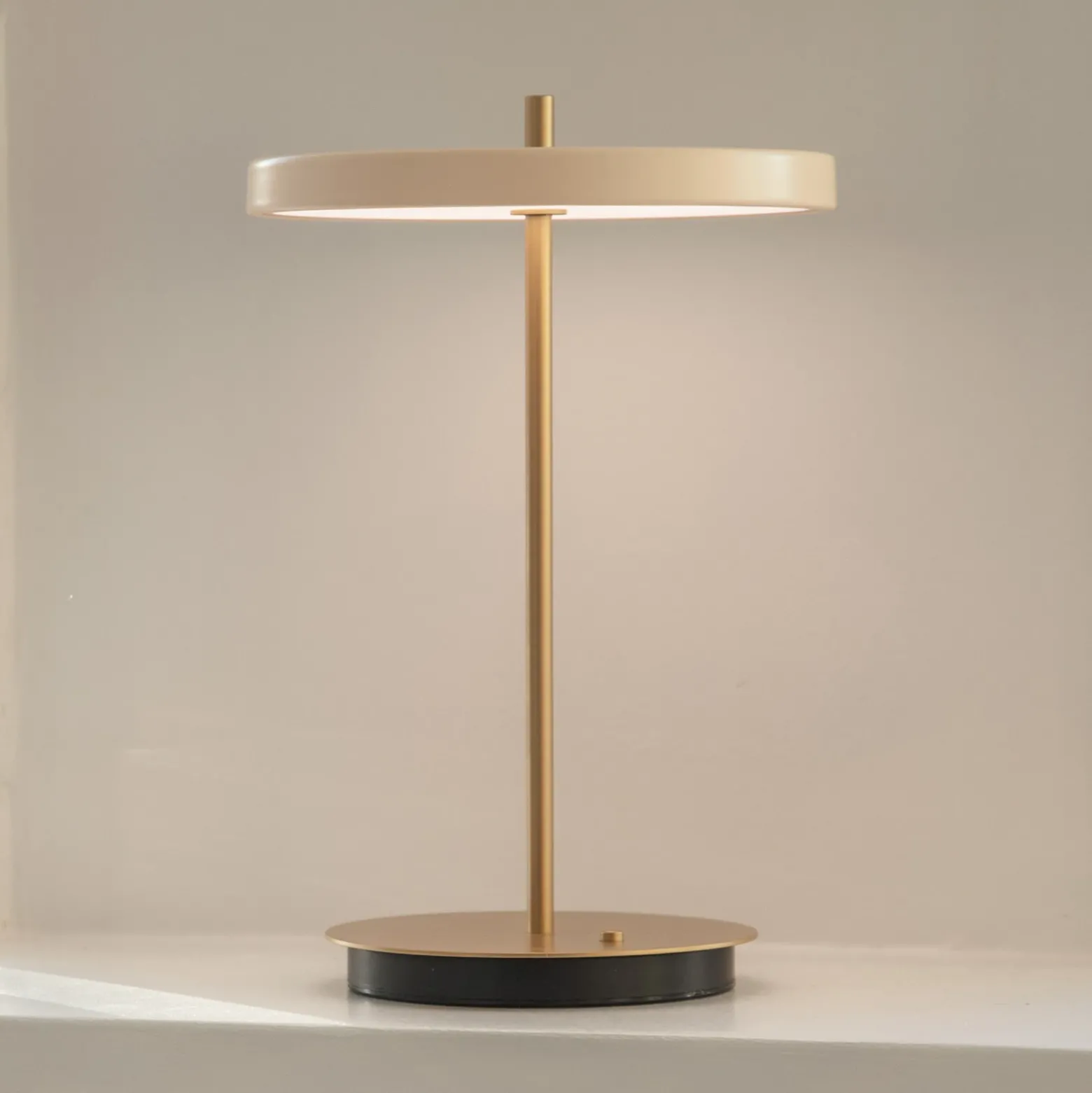 Lámpara de mesa recargable LED UMAGE Asteria Move, blanco perla/latón, 31 cm