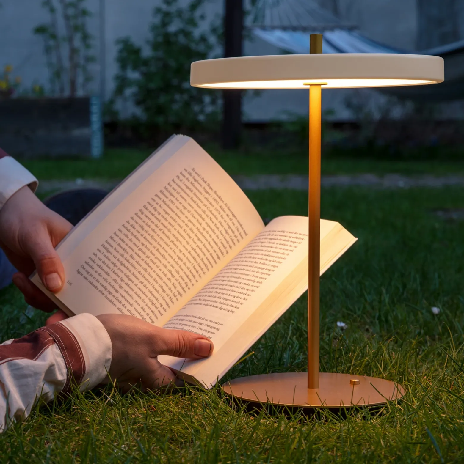 Lámpara de mesa recargable LED UMAGE Asteria Move, blanco perla/latón, 31 cm