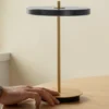 Lámpara de mesa recargable LED UMAGE Asteria Move, color antracita/latón, 31 cm