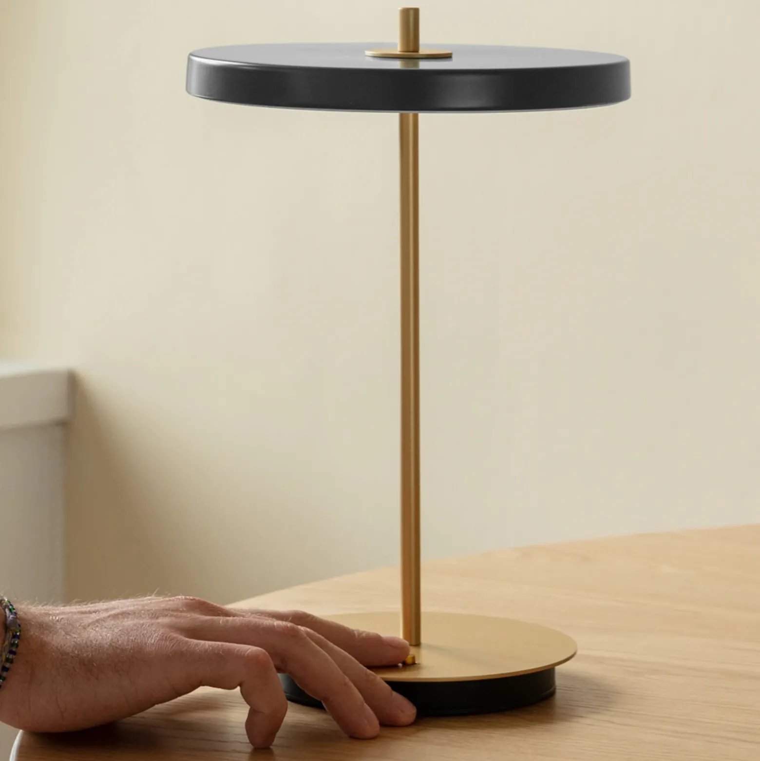 Lámpara de mesa recargable LED UMAGE Asteria Move, color antracita/latón, 31 cm