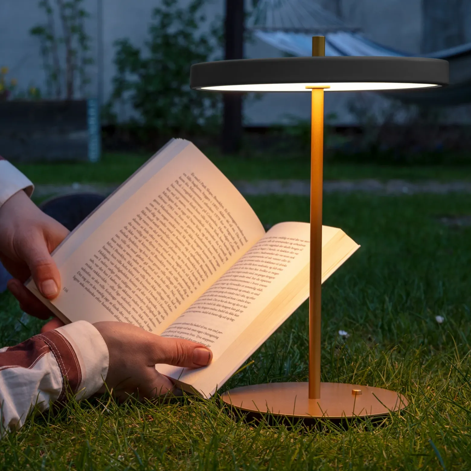 Lámpara de mesa recargable LED UMAGE Asteria Move, color antracita/latón, 31 cm