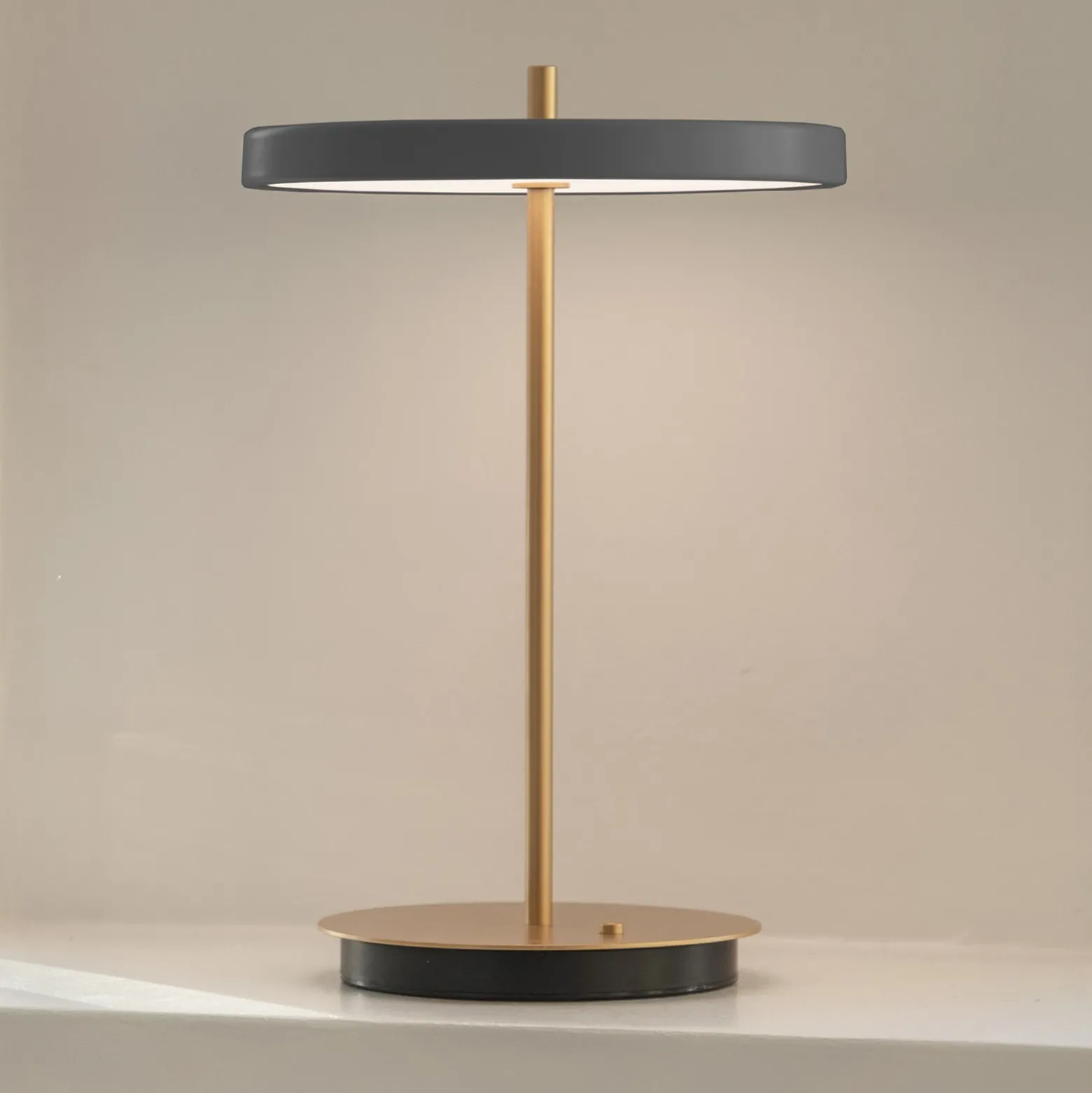 Lámpara de mesa recargable LED UMAGE Asteria Move, color antracita/latón, 31 cm