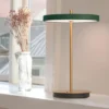 Lámpara de mesa recargable LED UMAGE Asteria Move, verde bosque/latón, 31 cm