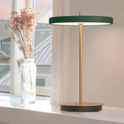 Lámpara de mesa recargable LED UMAGE Asteria Move, verde bosque/latón, 31 cm