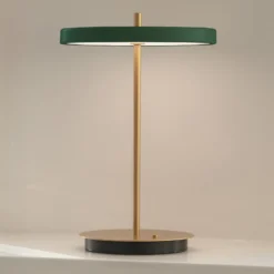 Lámpara de mesa recargable LED UMAGE Asteria Move, verde bosque/latón, 31 cm