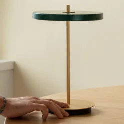 Lámpara de mesa recargable LED UMAGE Asteria Move, verde bosque/latón, 31 cm