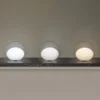 Lámpara de mesa recargable LED UMAGE Orbit, blanco/latón, IP44, CCT