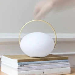 Lámpara de mesa recargable LED UMAGE Orbit, blanco/latón, IP44, CCT