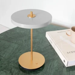 Lámpara de mesa recargable LED UMAGE Asteria Move, gris niebla/latón, 31 cm