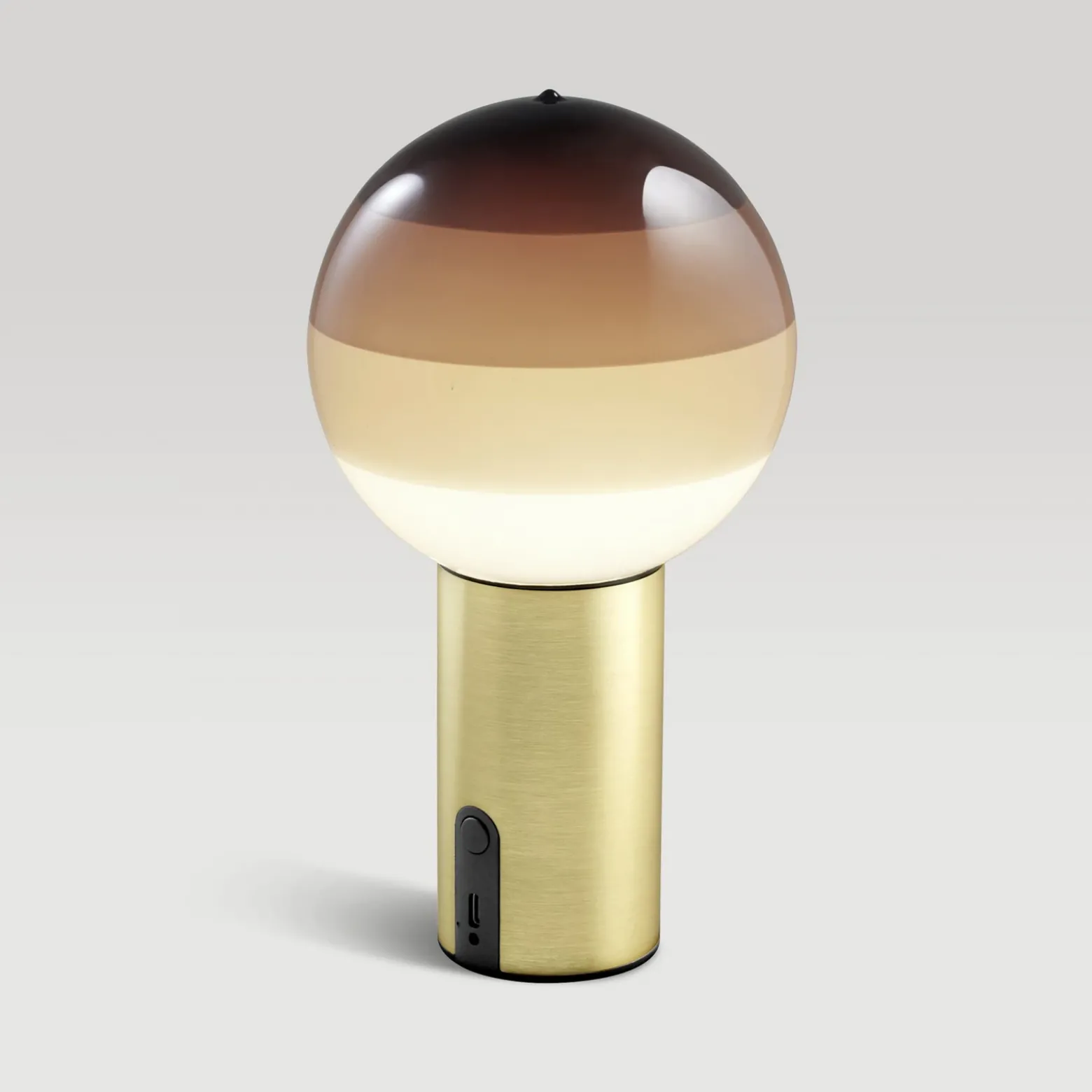 Lámpara de mesa recargable MARSET Dipping Light, marrón/latón, atenuable