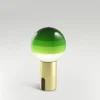lámpara de mesa recargable MARSET Dipping Light, verde/latón