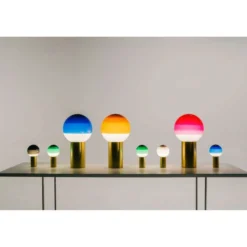 lámpara de mesa recargable MARSET Dipping Light, verde/latón