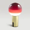 Lámpara de mesa recargable MARSET Dipping Light, rojo/latón, atenuable