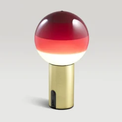 Lámpara de mesa recargable MARSET Dipping Light, rojo/latón, atenuable