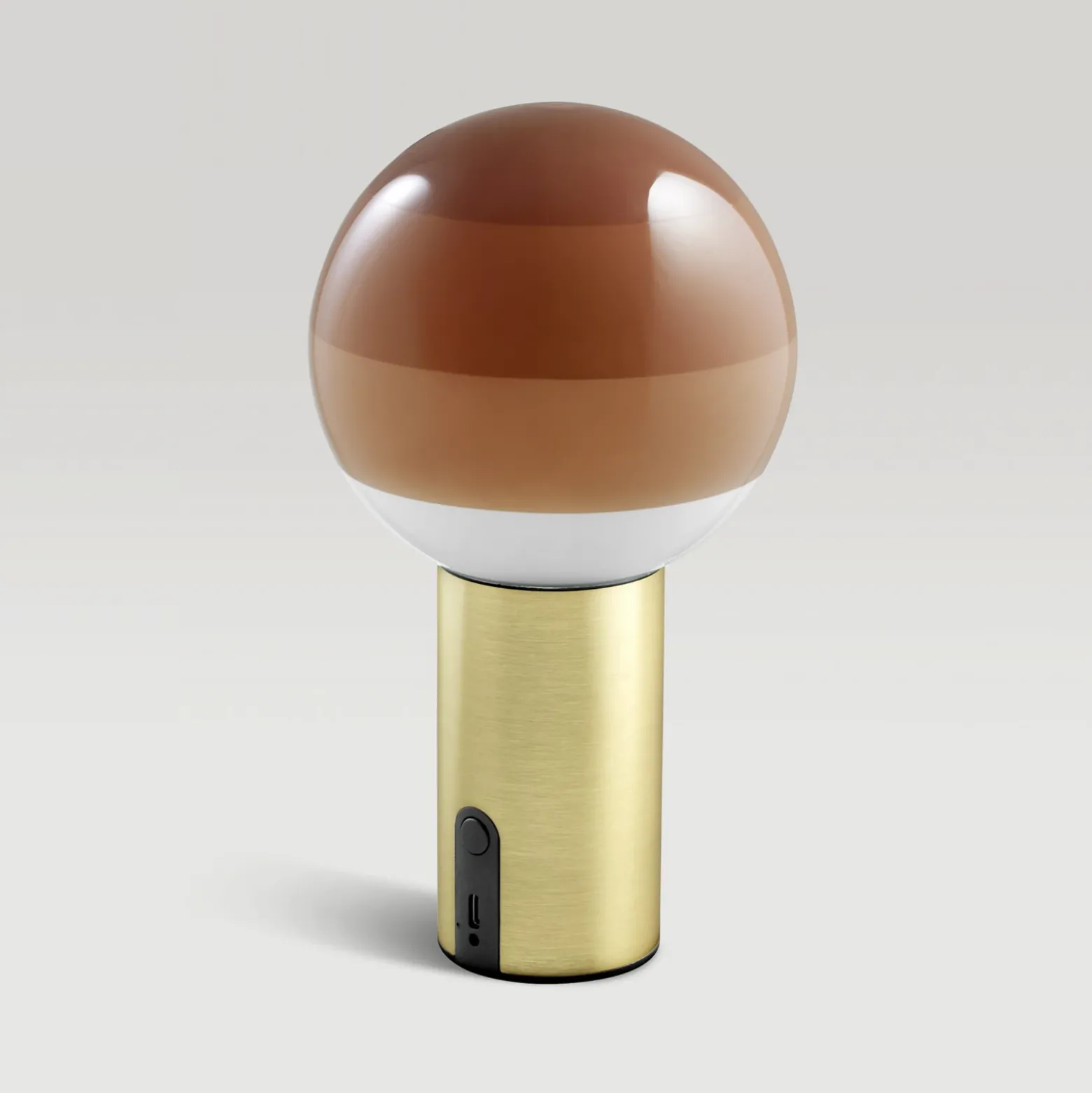 Lámpara de mesa recargable MARSET Dipping Light, color crema/latón, atenuable