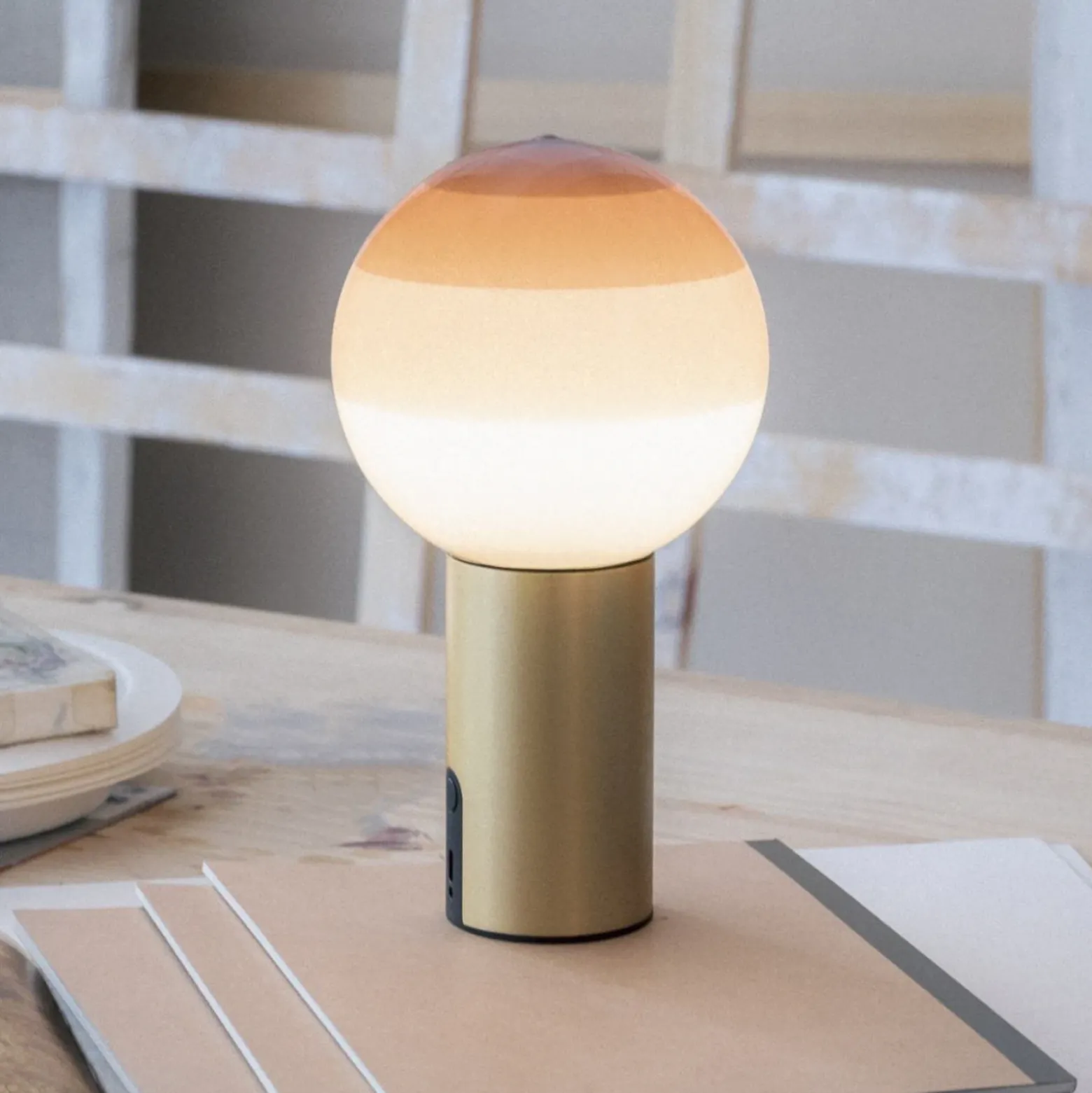 Lámpara de mesa recargable MARSET Dipping Light, color crema/latón, atenuable