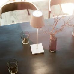 Lámpara de mesa recargable Nuindie LED, USB-C, blanca, IP54, atenuable