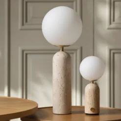 Lámpara de mesa recargable Torrano de Globen Lighting, travertino beige