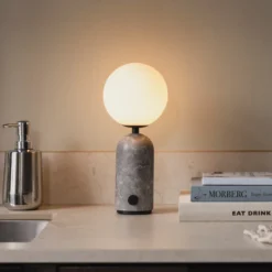 Lámpara de mesa recargable Torrano de Globen Lighting, mármol gris