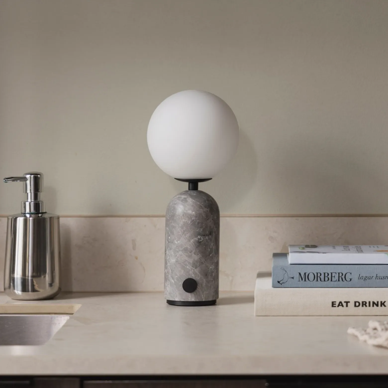 Lámpara de mesa recargable Torrano de Globen Lighting, mármol gris