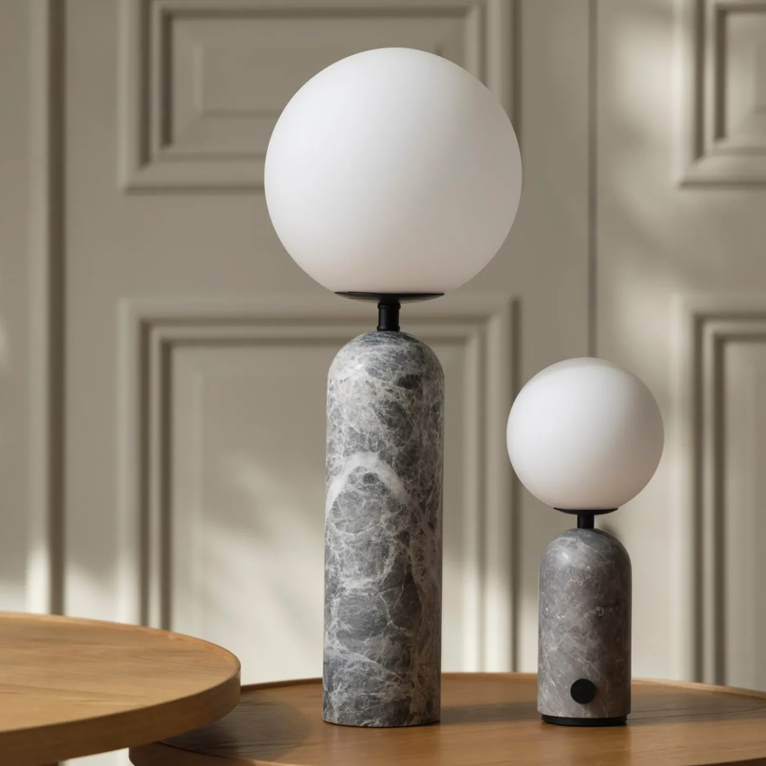 Lámpara de mesa recargable Torrano de Globen Lighting, mármol gris
