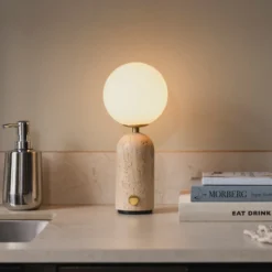 Lámpara de mesa recargable Torrano de Globen Lighting, travertino beige